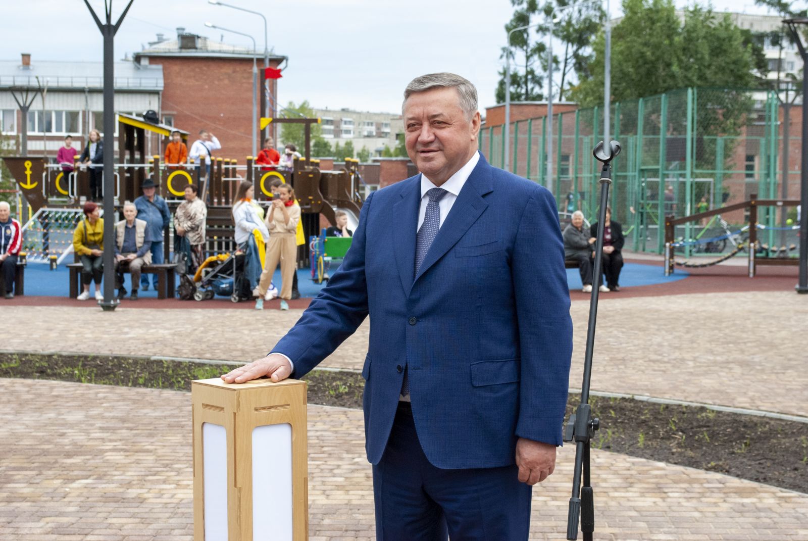 В Северске состоялось торжественное открытие сквера с фонтаном в районе  школы № 198 | Администрация ЗАТО Северск